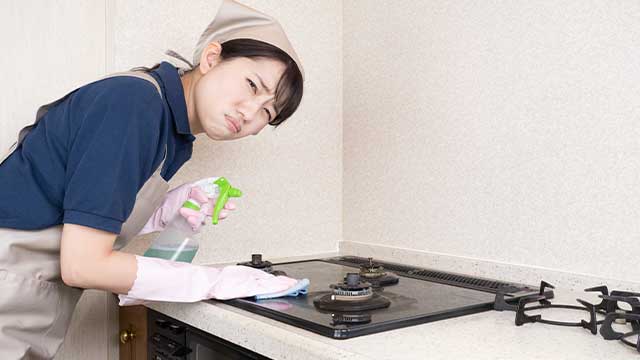 【最新】台所に油汚れがつく原因は？ 掃除に役立つアイテムや掃除方法を解説！
